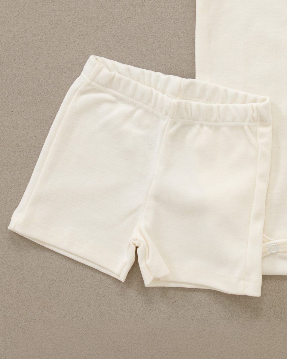 Conjunto Bebê Body e Shorts Off White - Imagem 3