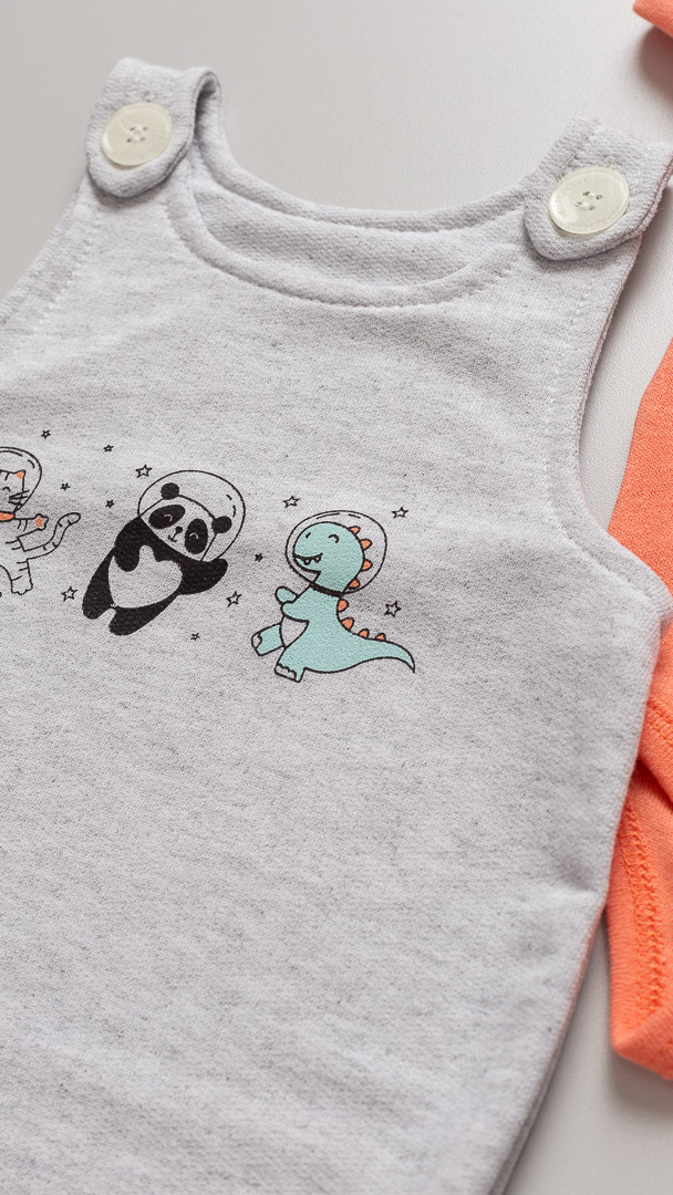 Macacão Jardineira Premium Bebê com Body Astronautas Salmão - Imagem 2
