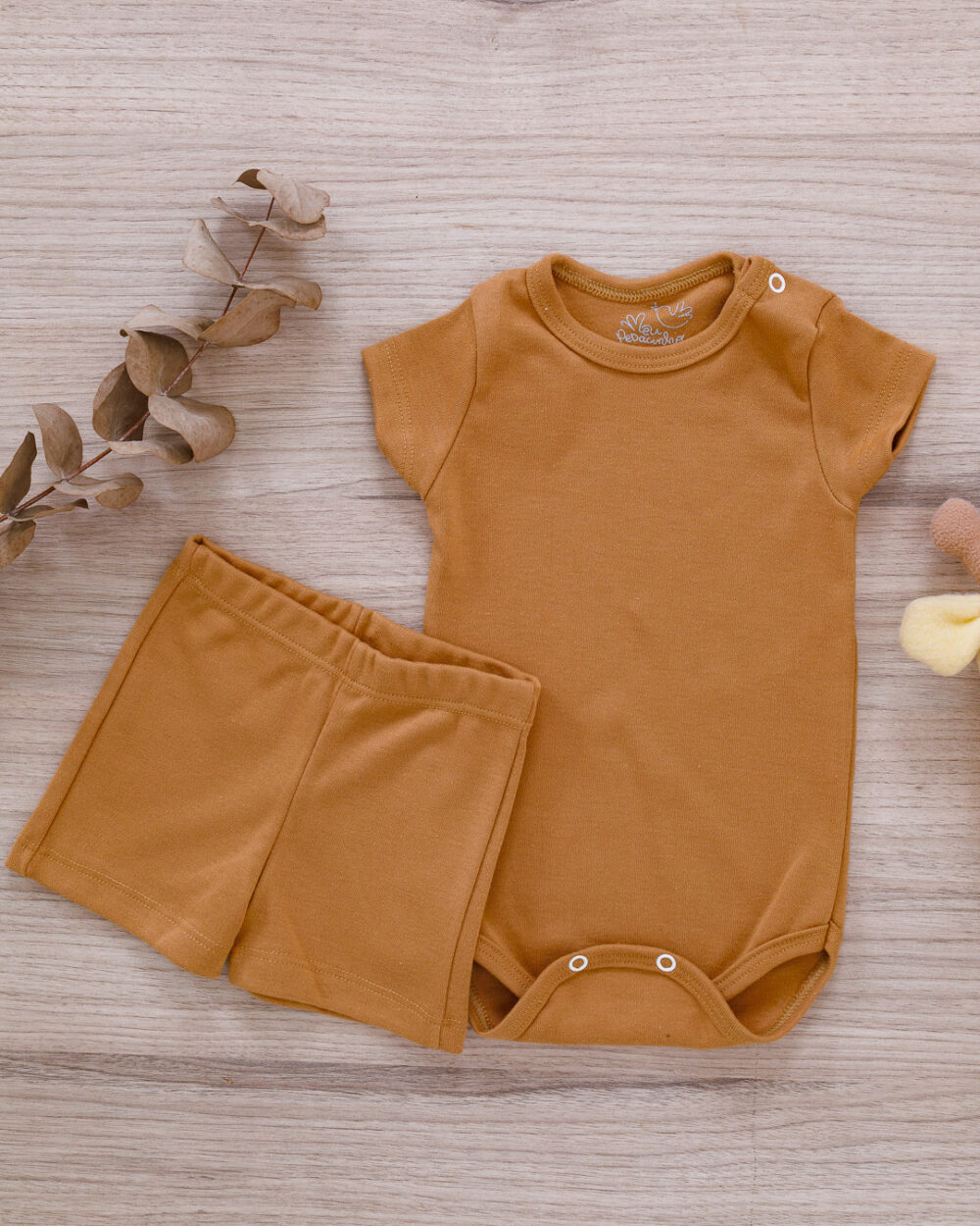 Conjunto Bebê Body e Shorts Suedine Marrom