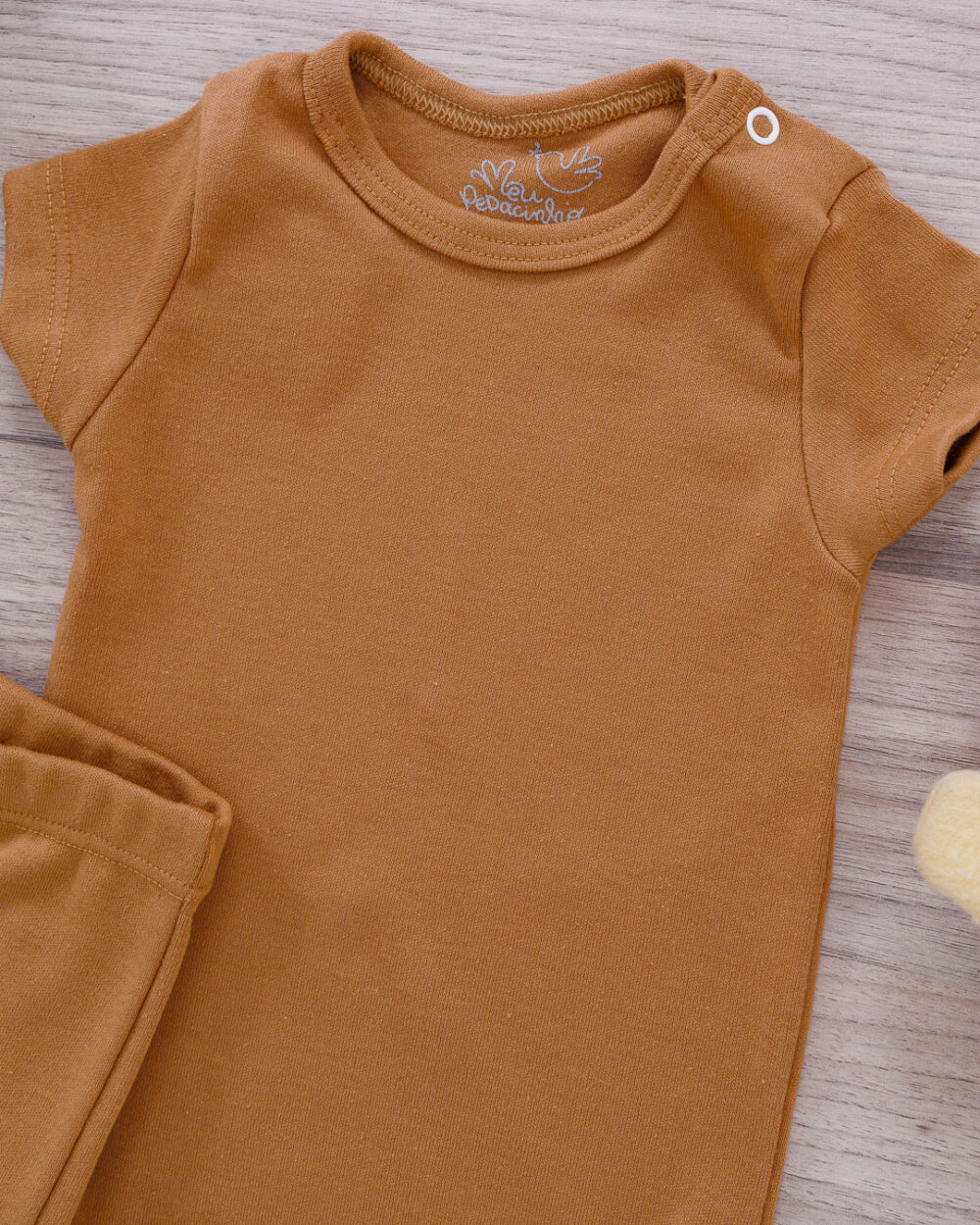 Conjunto Bebê Body e Shorts Suedine Marrom - Image 2