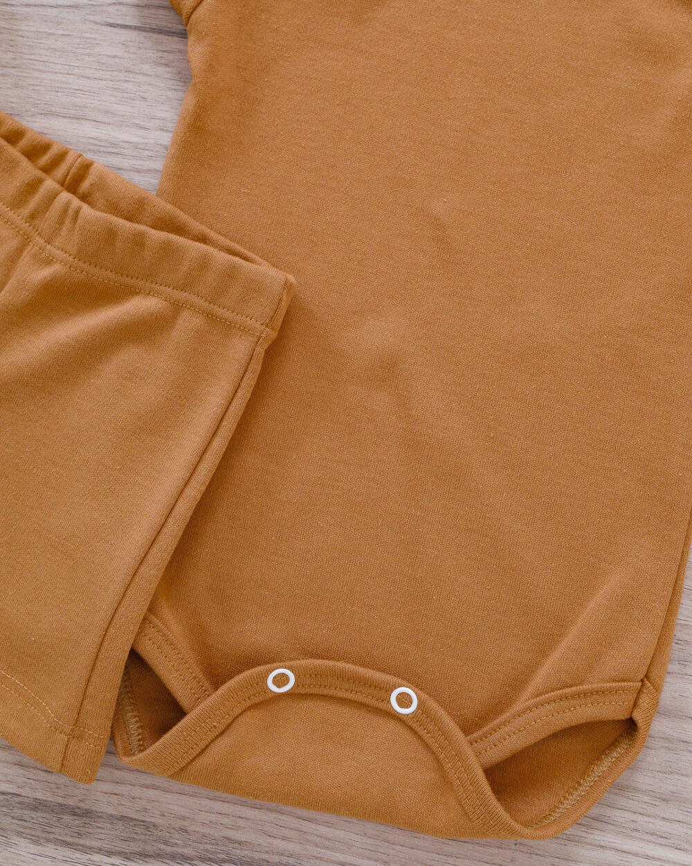 Conjunto Bebê Body e Shorts Suedine Marrom - Image 3
