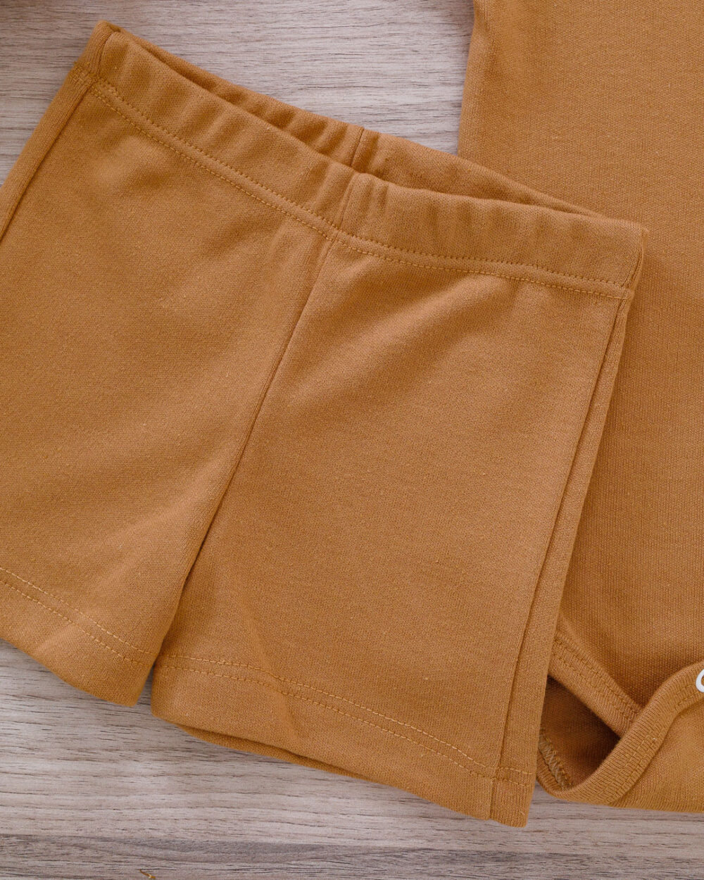 Conjunto Bebê Body e Shorts Suedine Marrom - Image 4