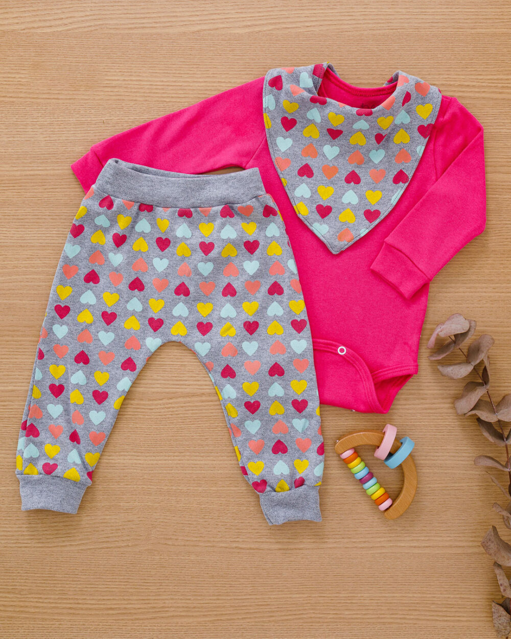 Conjunto Bebê com Três Peças, Body, Calça e Babador Corações Pink