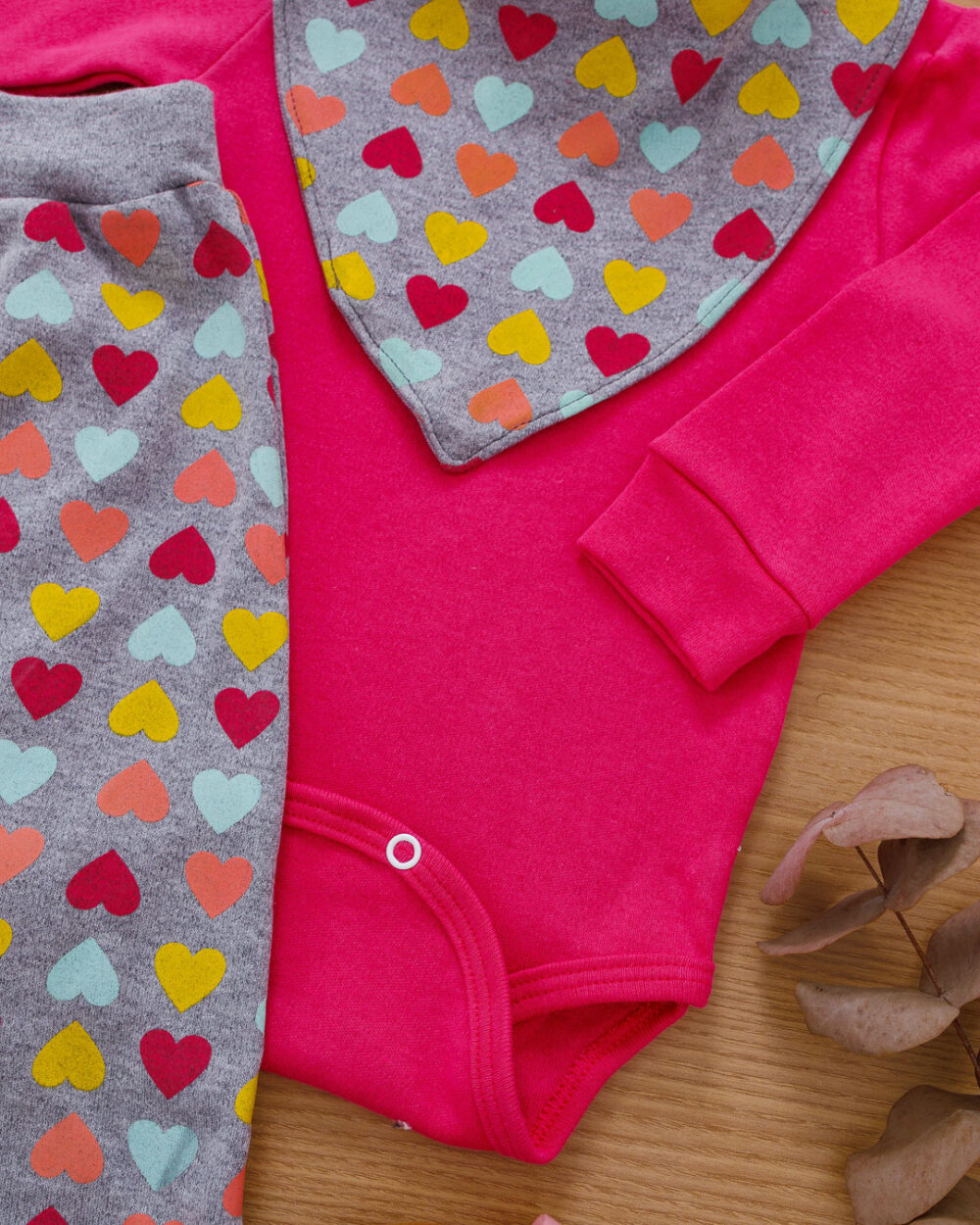 Conjunto Bebê com Três Peças, Body, Calça e Babador Corações Pink - Image 3