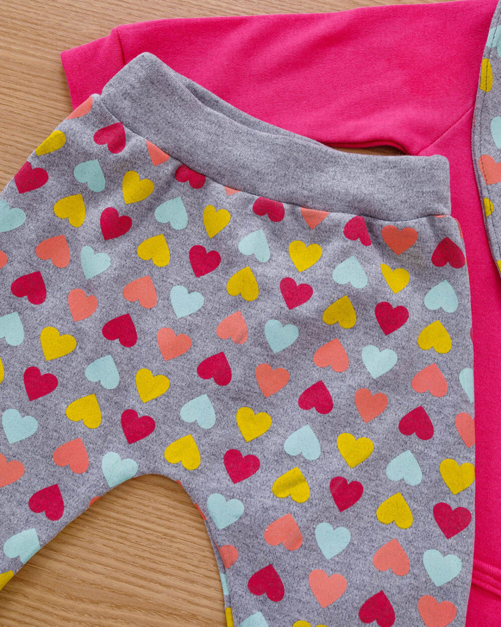 Conjunto Bebê com Três Peças, Body, Calça e Babador Corações Pink - Image 4