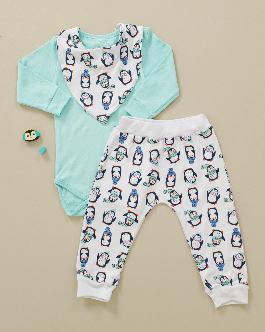 Conjunto Bebê com Três Peças, Body, Calça e Babador Pinguim Verde