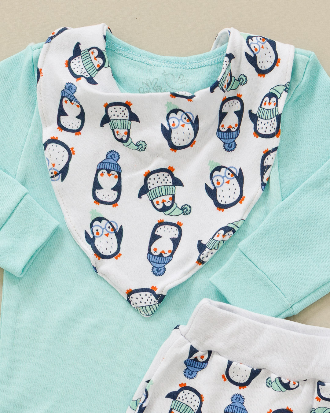 Conjunto Bebê com Três Peças, Body, Calça e Babador Pinguim Verde - Imagem 2