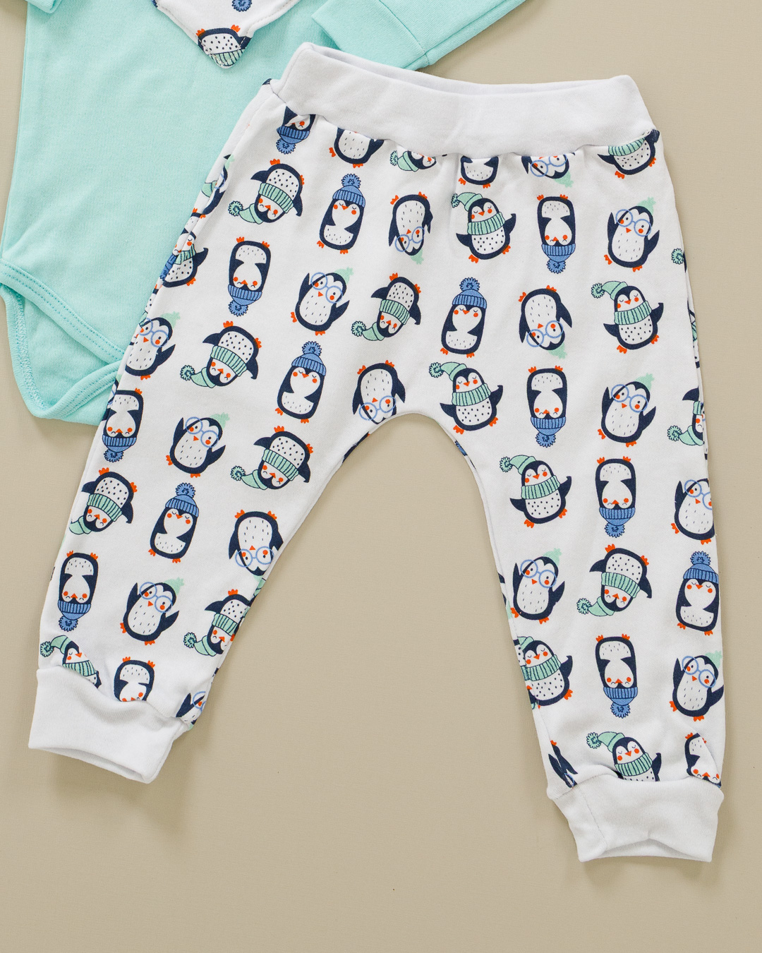 Conjunto Bebê com Três Peças, Body, Calça e Babador Pinguim Verde - Imagem 3