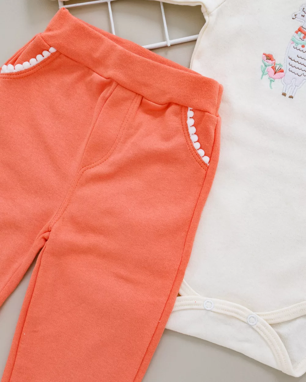 Conjunto Bebê Body e Calça Lhama Salmão - Image 3
