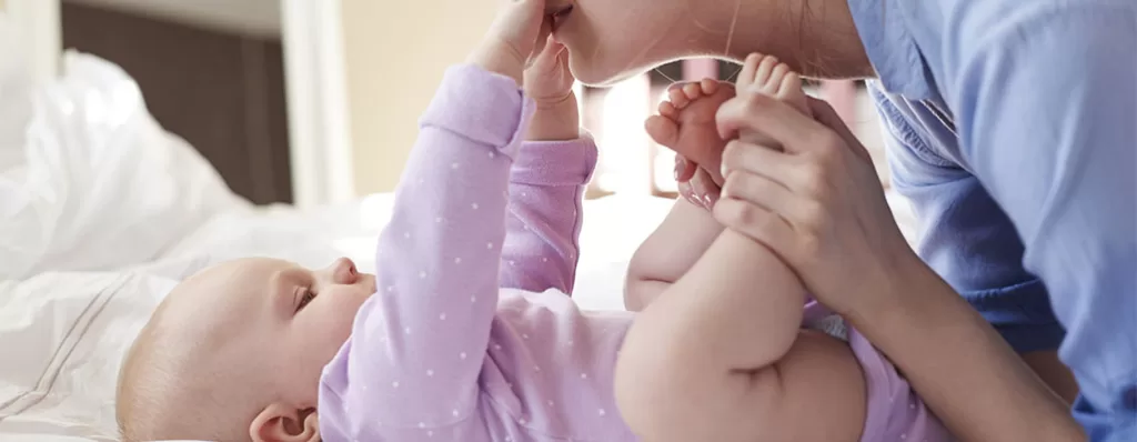 Bebê no trocador acompanhado de sua mãe. 