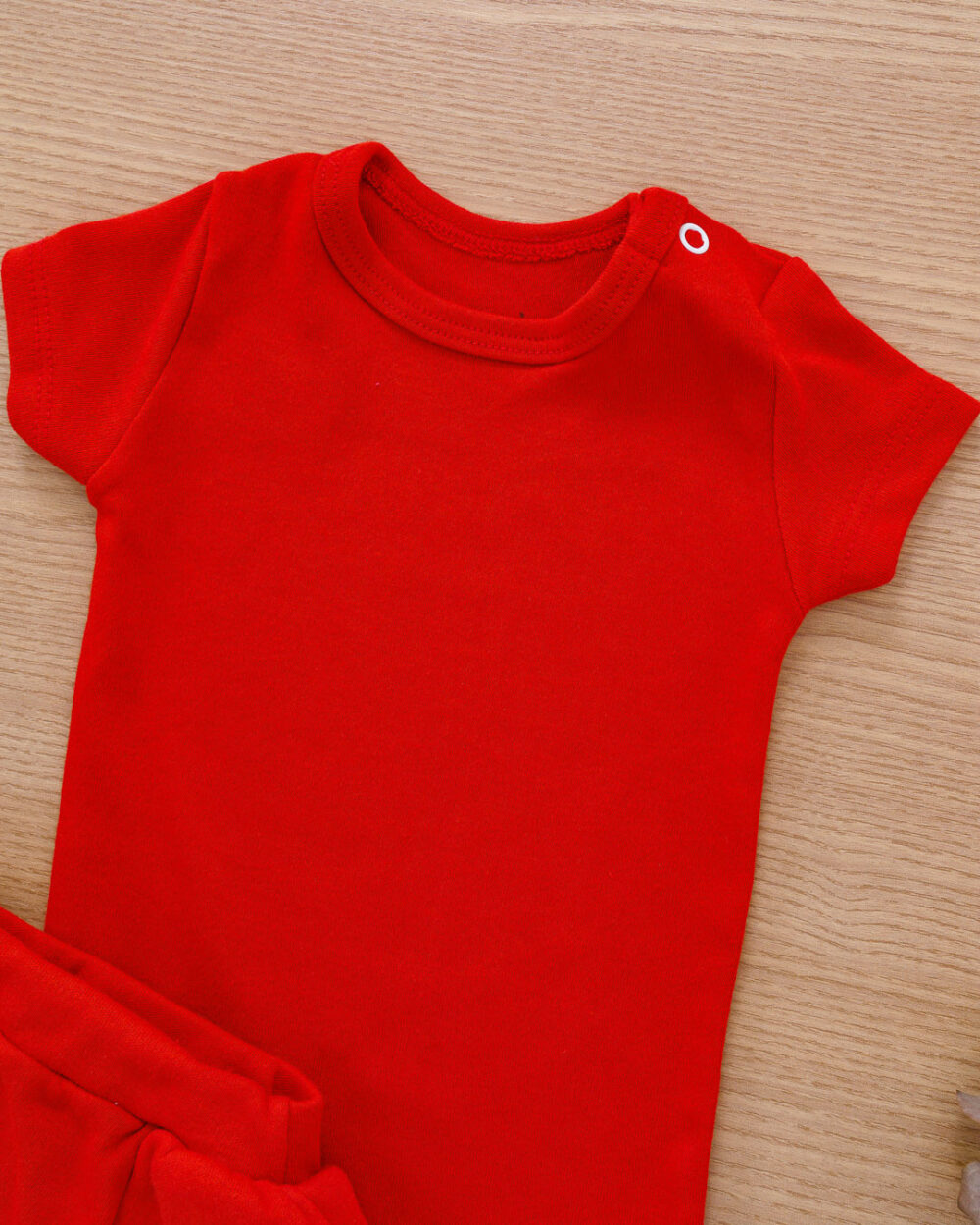 Conjunto Bebê Body e Tapa Fralda Suedine Vermelho - Image 3