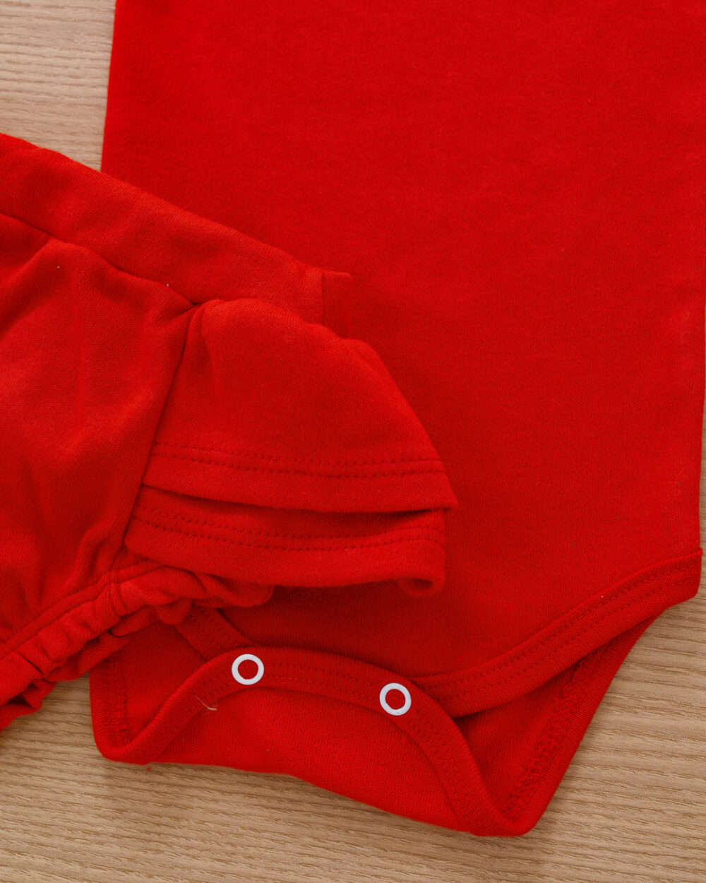 Conjunto Bebê Body e Tapa Fralda Suedine Vermelho - Image 4